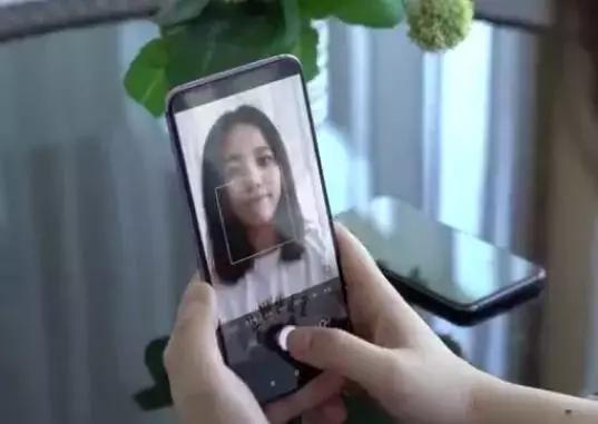 今天是什么好日子？两大厂商抢着曝光了屏下摄像头手机