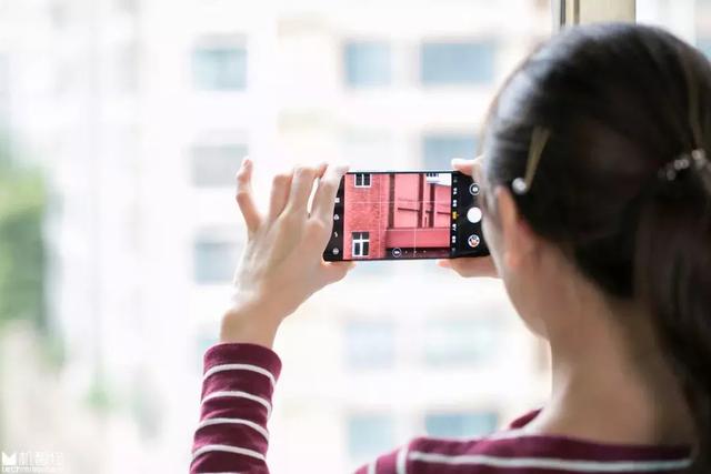 在成都，我们用华为P30 Pro拍摄了一张200米的巨幅夜景图