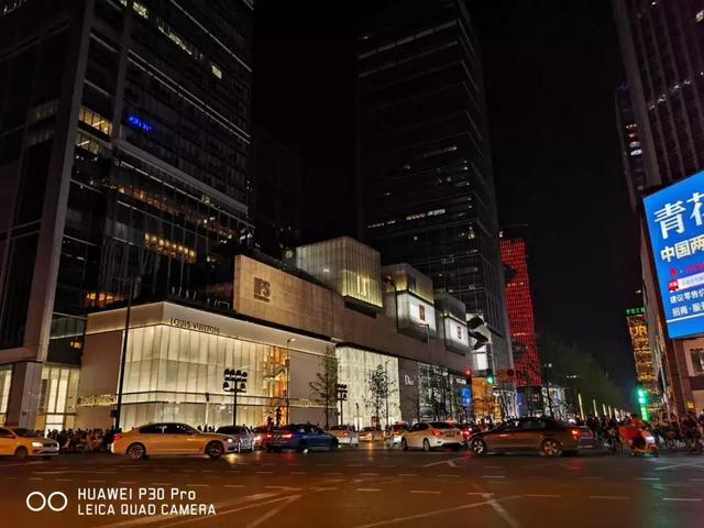 在成都，我们用华为P30 Pro拍摄了一张200米的巨幅夜景图