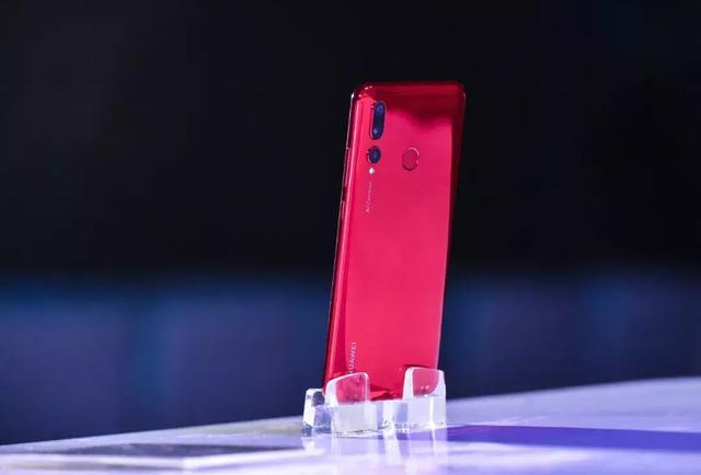 最便宜三摄手机来了！竟然是华为