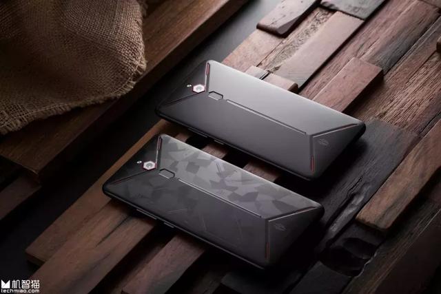 首发｜想知道用10GB内存电竞手机玩游戏有多爽吗？