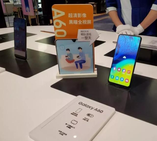 脑洞大开的全面屏方案！三星发布了升降+180°旋转三摄手机