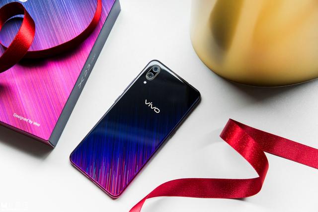 漂亮！这款手机的配色好似“烟花在夜空中绽放的瞬间”！