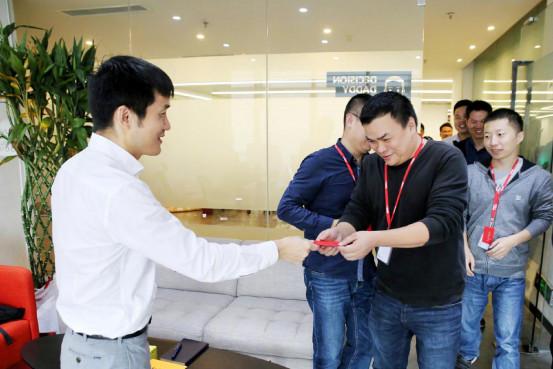 雷军刘作虎发红包，还有奇葩的利是糖，“开工利是”你领到了啥？