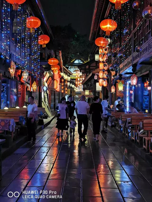 在成都，我们用华为P30 Pro拍摄了一张200米的巨幅夜景图