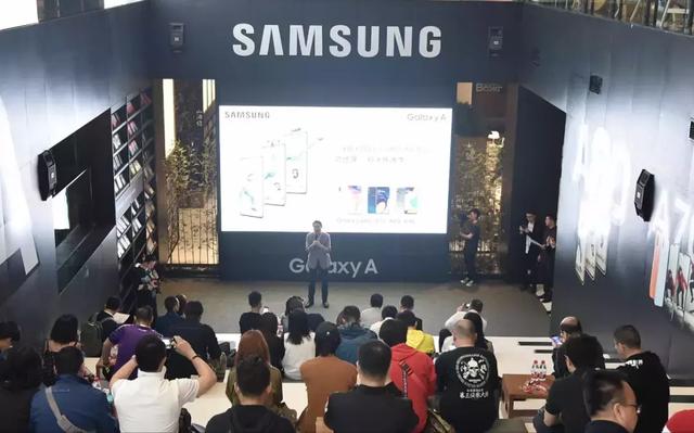 脑洞大开的全面屏方案！三星发布了升降+180°旋转三摄手机