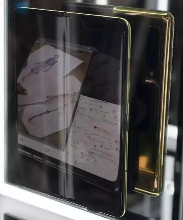 全球首款可弯折屏手机来了！国行版售价正式公布