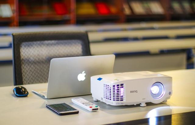 现在可以这么玩了！投影机从此不再需要数据线