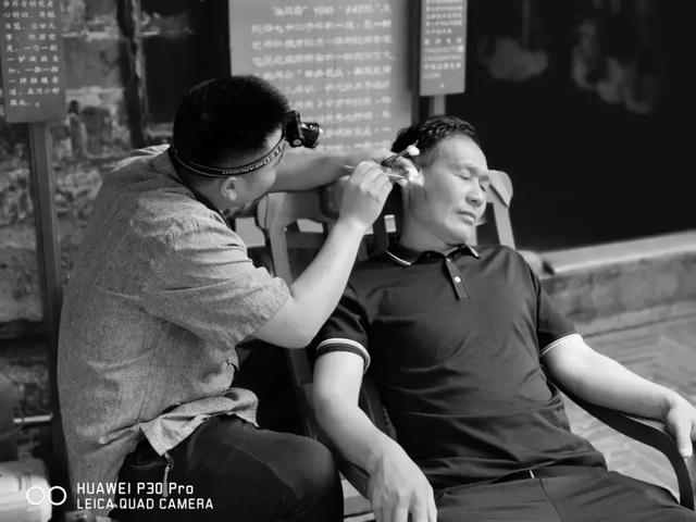 在成都，我们用华为P30 Pro拍摄了一张200米的巨幅夜景图