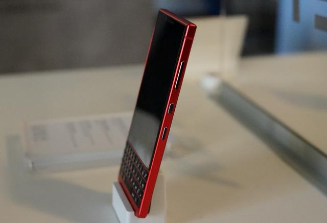 手机业务回来了？TCL一口气展示了三款折叠屏手机！