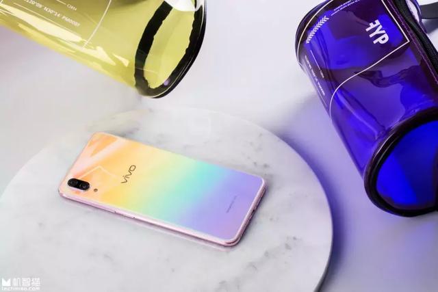 什么叫五彩斑斓的白？这款当红手机的幻彩版了解一下！