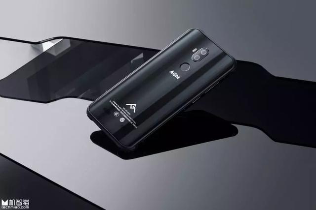 掉河里的手机捡起来还能继续吃鸡，这是什么操作？