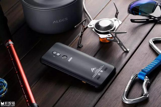 掉河里的手机捡起来还能继续吃鸡，这是什么操作？