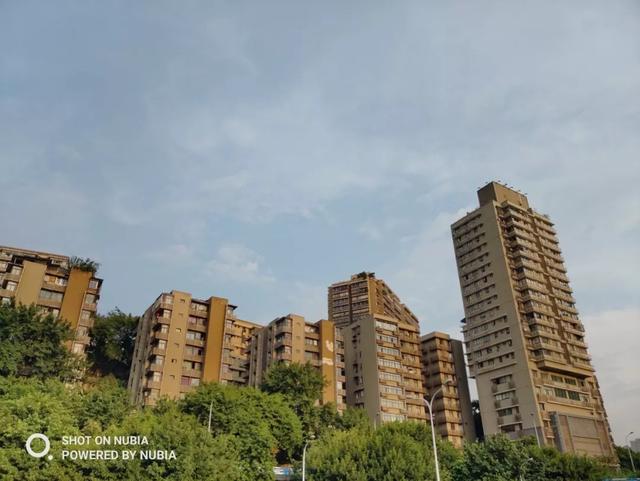 “水滴入星空”，就变成了努比亚Z18