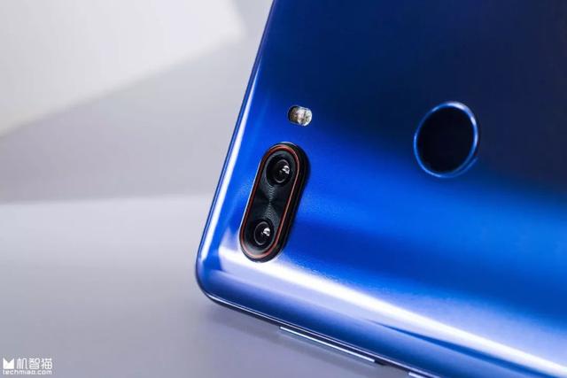 “水滴入星空”，就变成了努比亚Z18