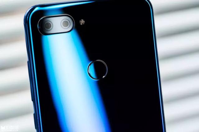 小米8青春版体验：年轻人会喜欢的手机