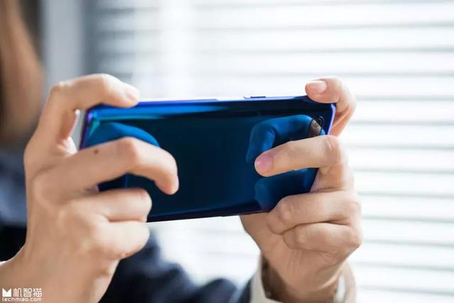 除了成就全面屏，努比亚X的副屏还能这么玩