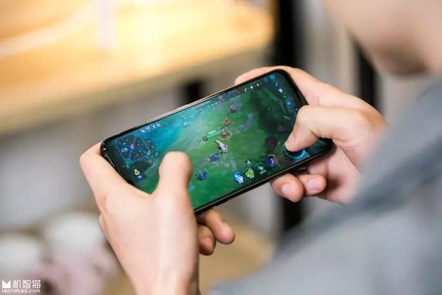 iQOO上手体验：为什么说它是“假游戏手机”？