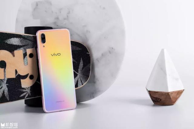 什么叫五彩斑斓的白？这款当红手机的幻彩版了解一下！