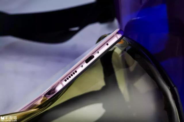 什么叫五彩斑斓的白？这款当红手机的幻彩版了解一下！