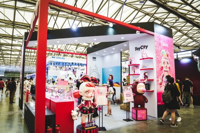 商店的门口前有许多人

描述已自动生成