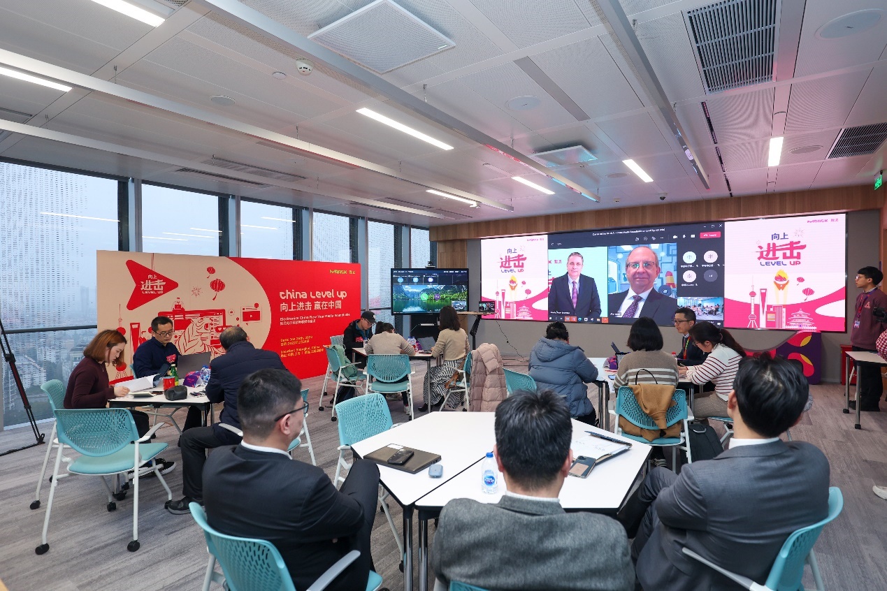 餐厅里的人们
中度可信度描述已自动生成