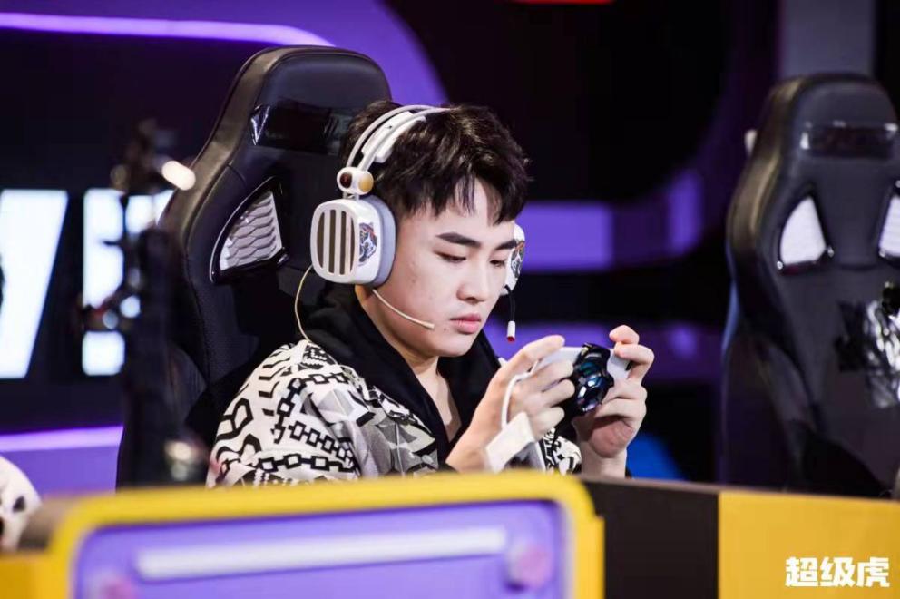 图片包含 人, 室内, 电话, 手机

描述已自动生成