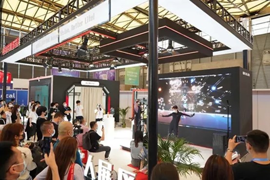 一群人在室内

描述已自动生成