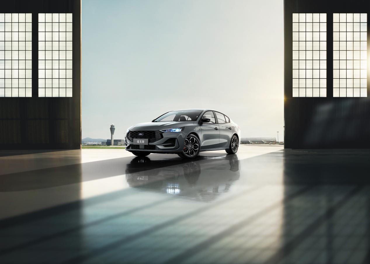 全新福特福克斯-灰车车头