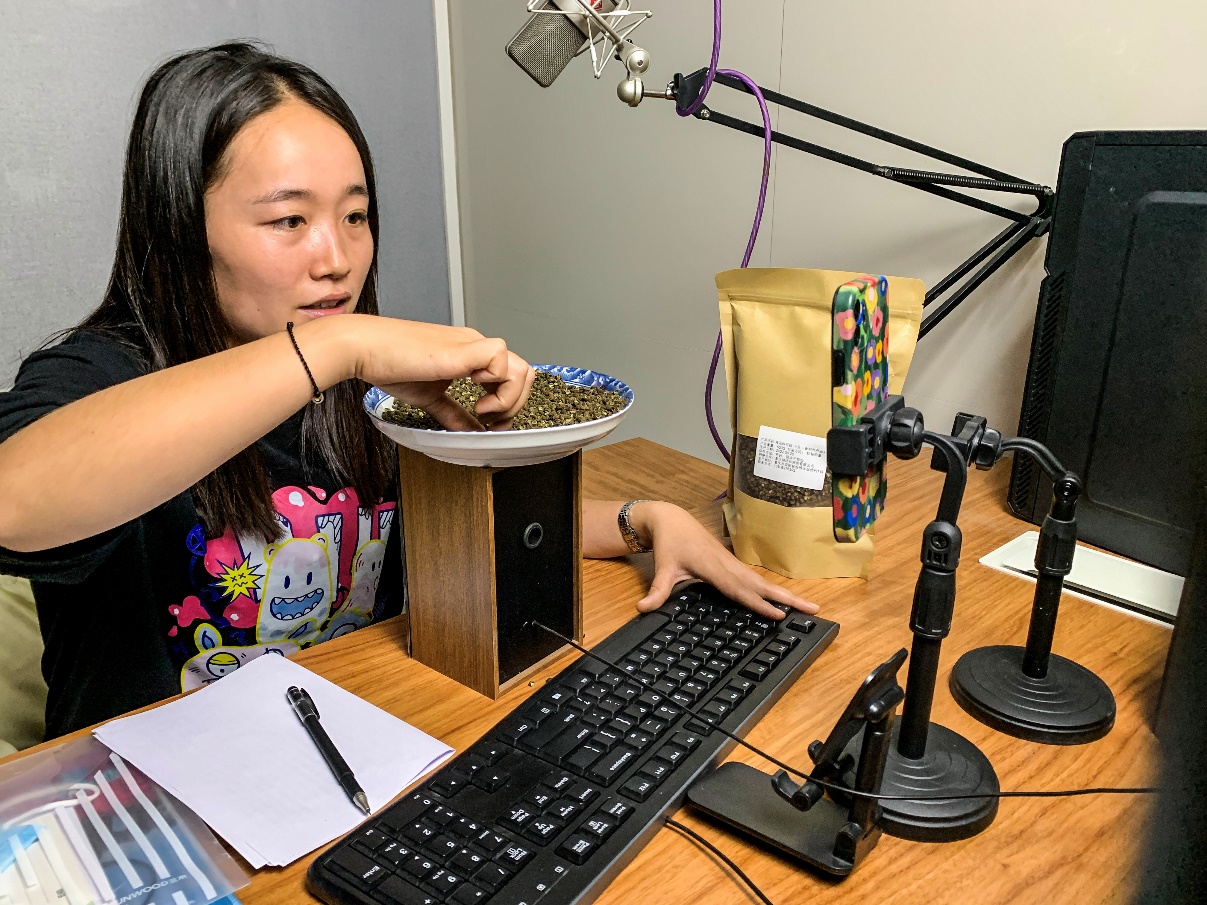 D:\业务工作\220925新农具\学员正尝试用视频号直播带货.jpg学员正尝试用视频号直播带货