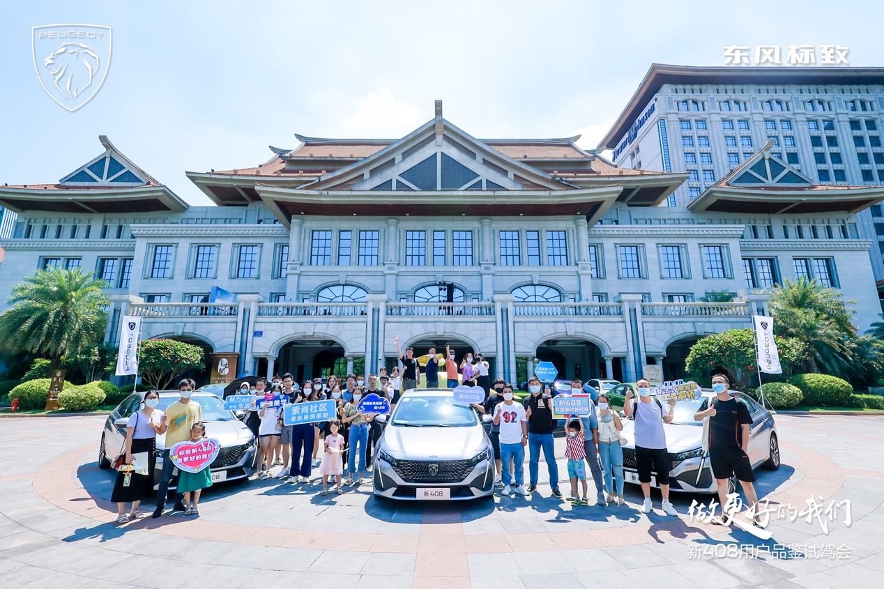 一群人站在建筑前<br><br>中度可信度描述已自动生成