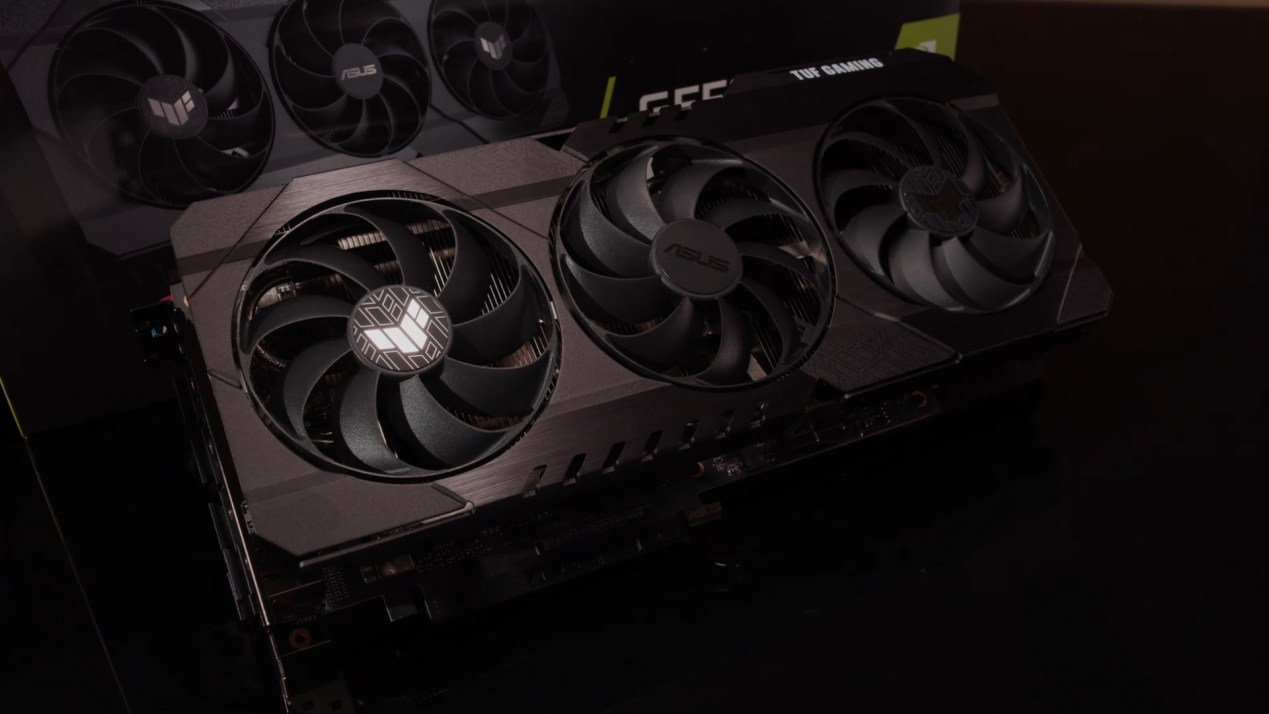 图片包含 室内, 桌子, 电脑, 蛋糕<br><br>描述已自动生成