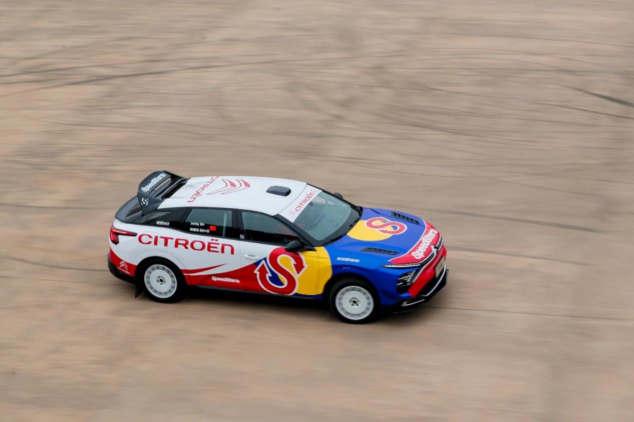 桌子上放满了不同类型的汽车

中度可信度描述已自动生成