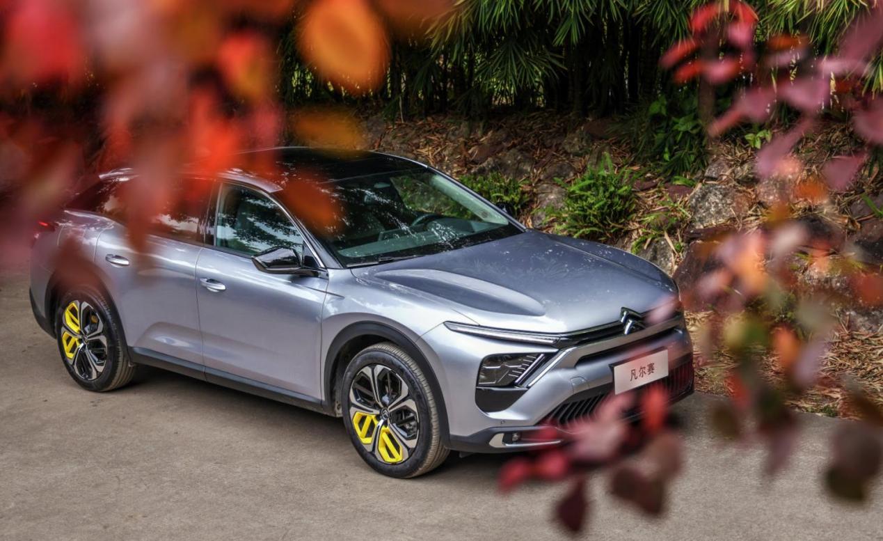 汽车停在路上

描述已自动生成