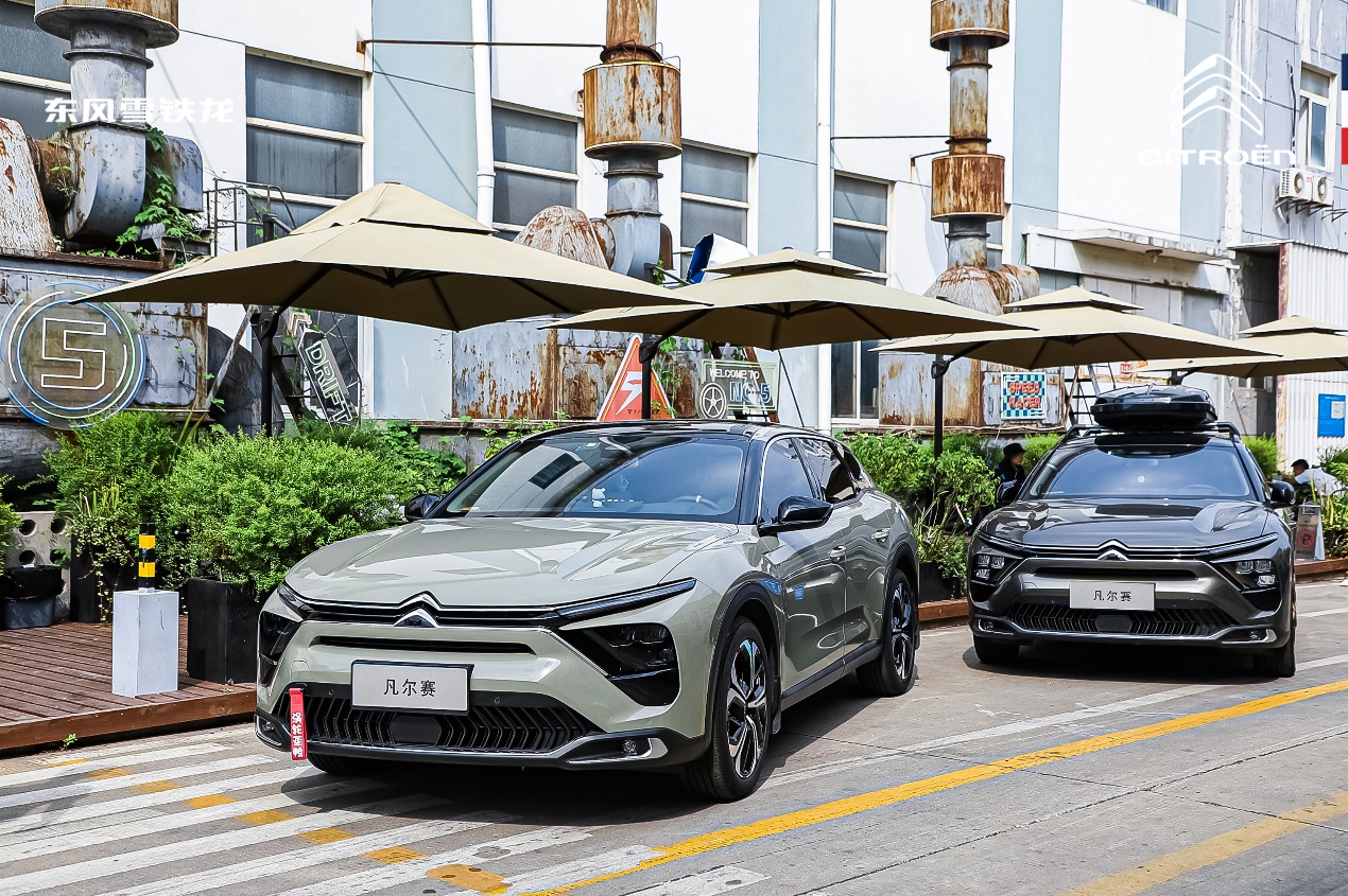 街道边的建筑和汽车

描述已自动生成