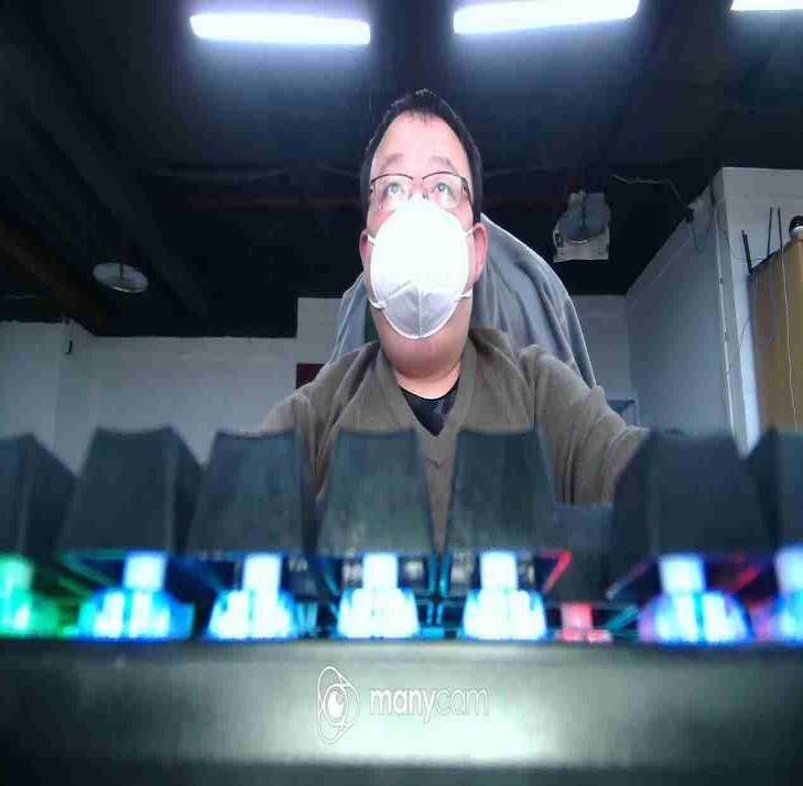 人戴着耳机

低可信度描述已自动生成