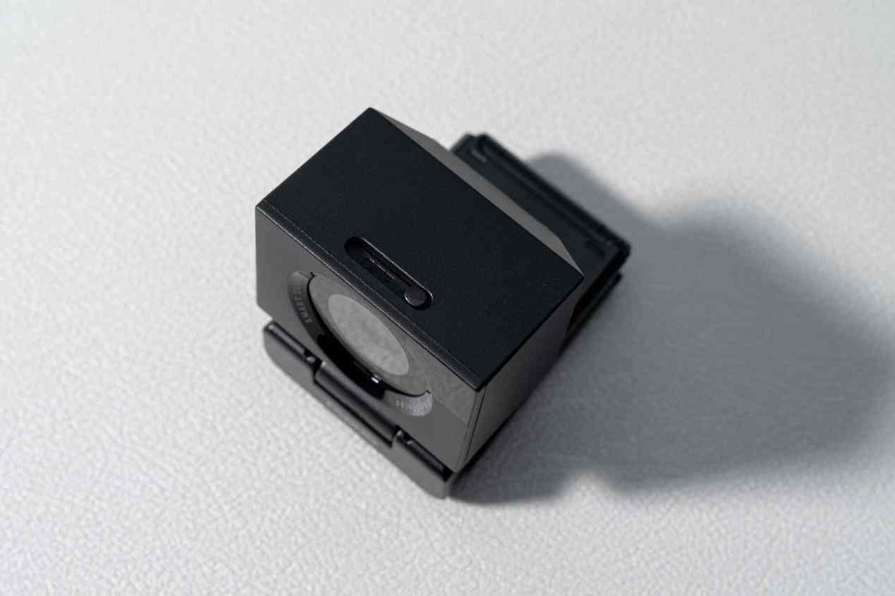 桌子上有个照相机

描述已自动生成