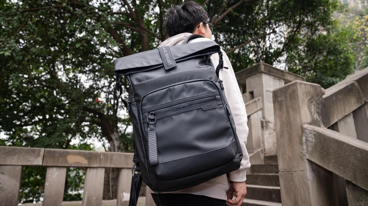 人站在围栏边<br><br>描述已自动生成