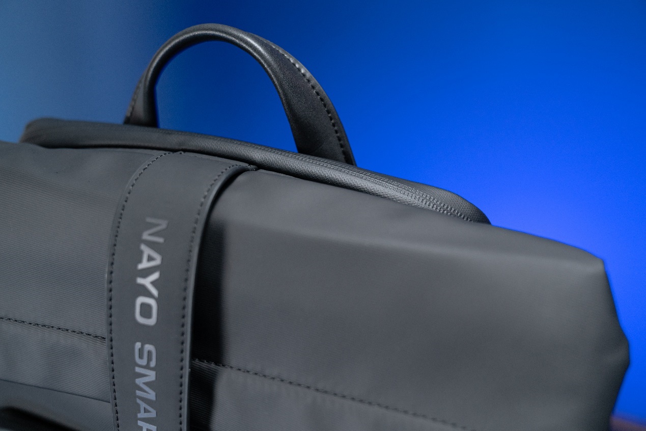 桌子上放着蓝色的行李箱<br><br>中度可信度描述已自动生成