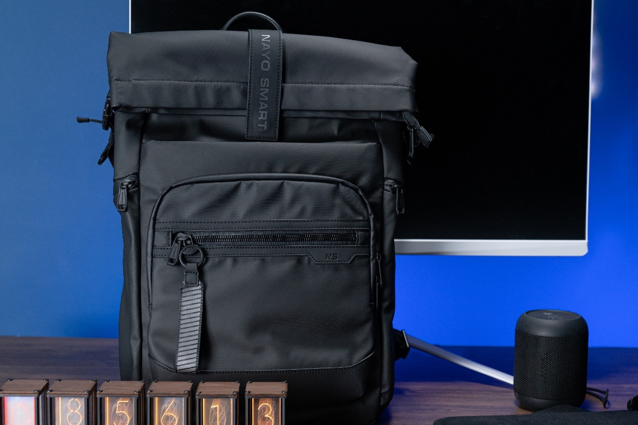 桌子上放着蓝色行李箱<br><br>中度可信度描述已自动生成