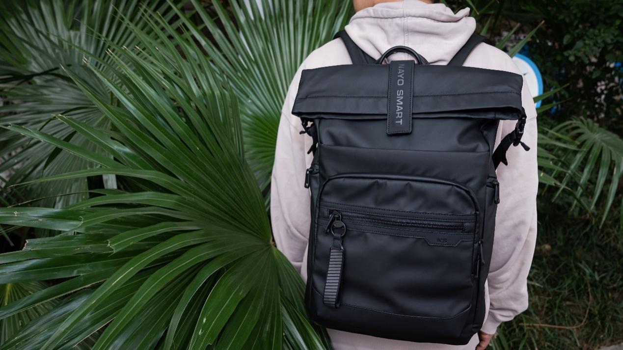 床上的行李箱<br><br>中度可信度描述已自动生成