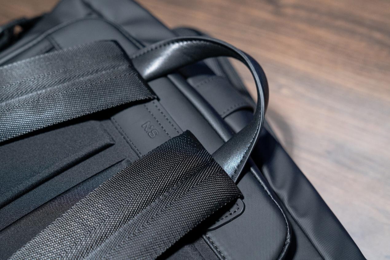 地上的行李箱<br><br>描述已自动生成