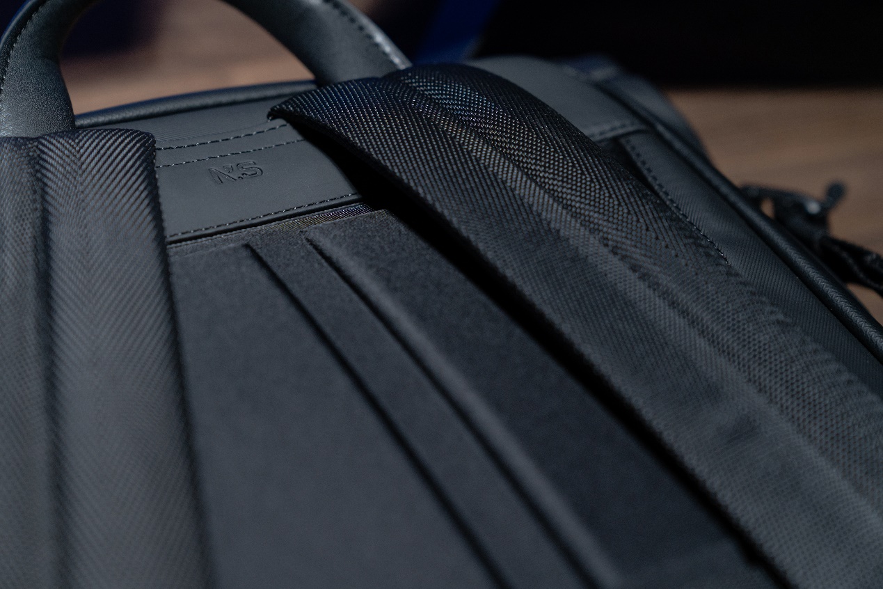 图片包含 装饰品, 室内, 袋子, 穿着<br><br>描述已自动生成