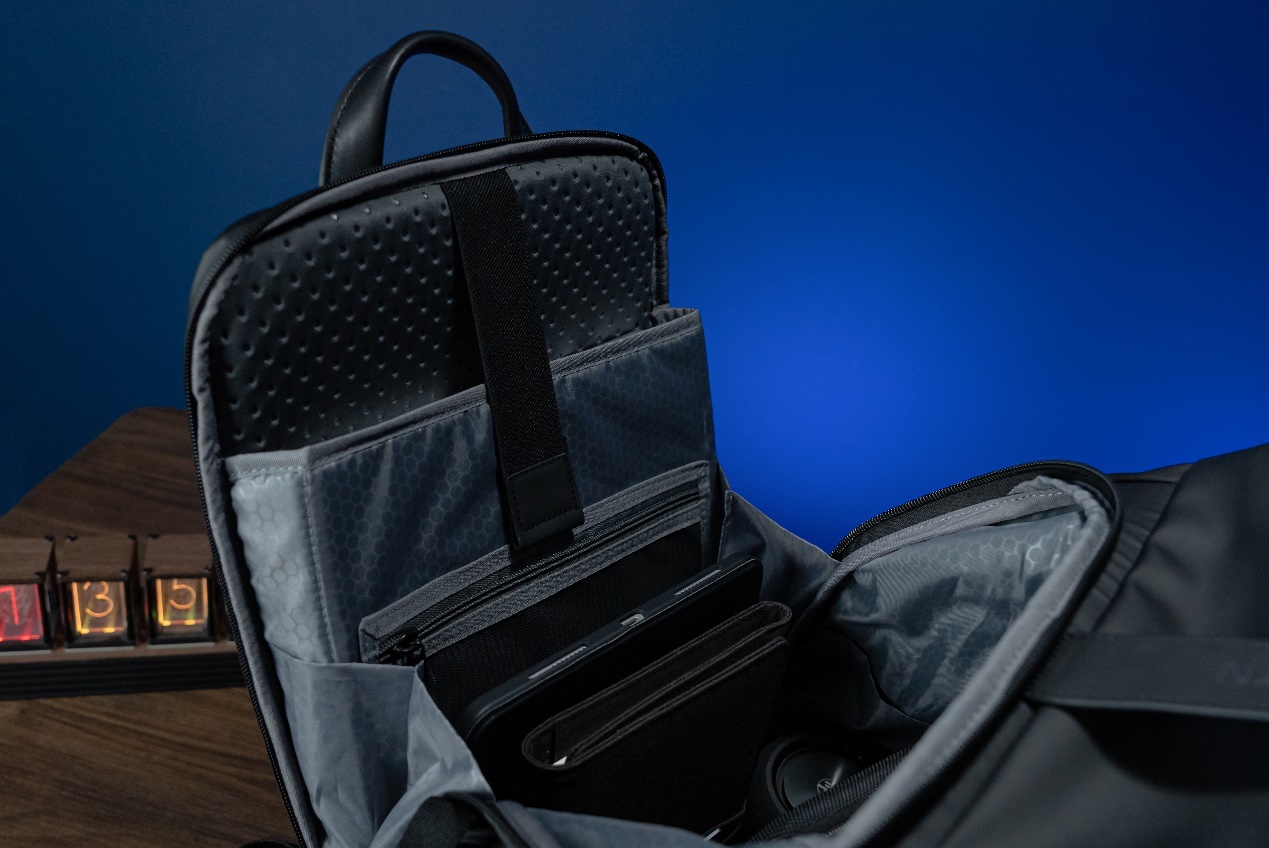 蓝色的行李箱<br><br>描述已自动生成