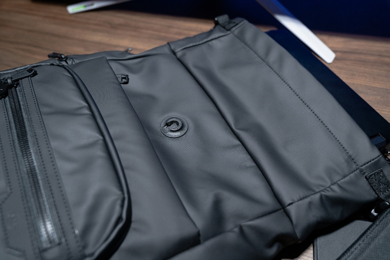 地上的行李箱<br><br>描述已自动生成