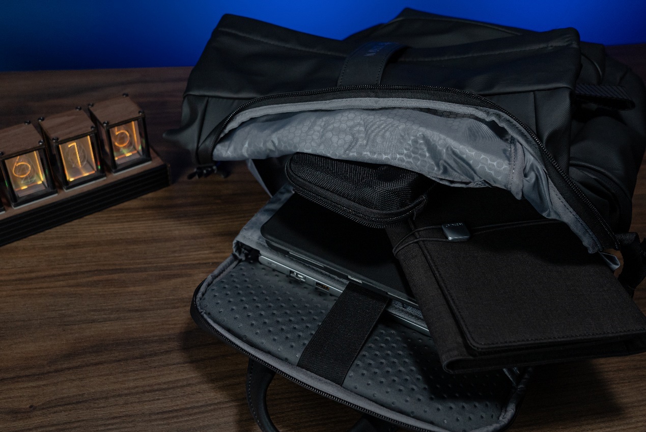 桌子上放着几个行李箱<br><br>描述已自动生成