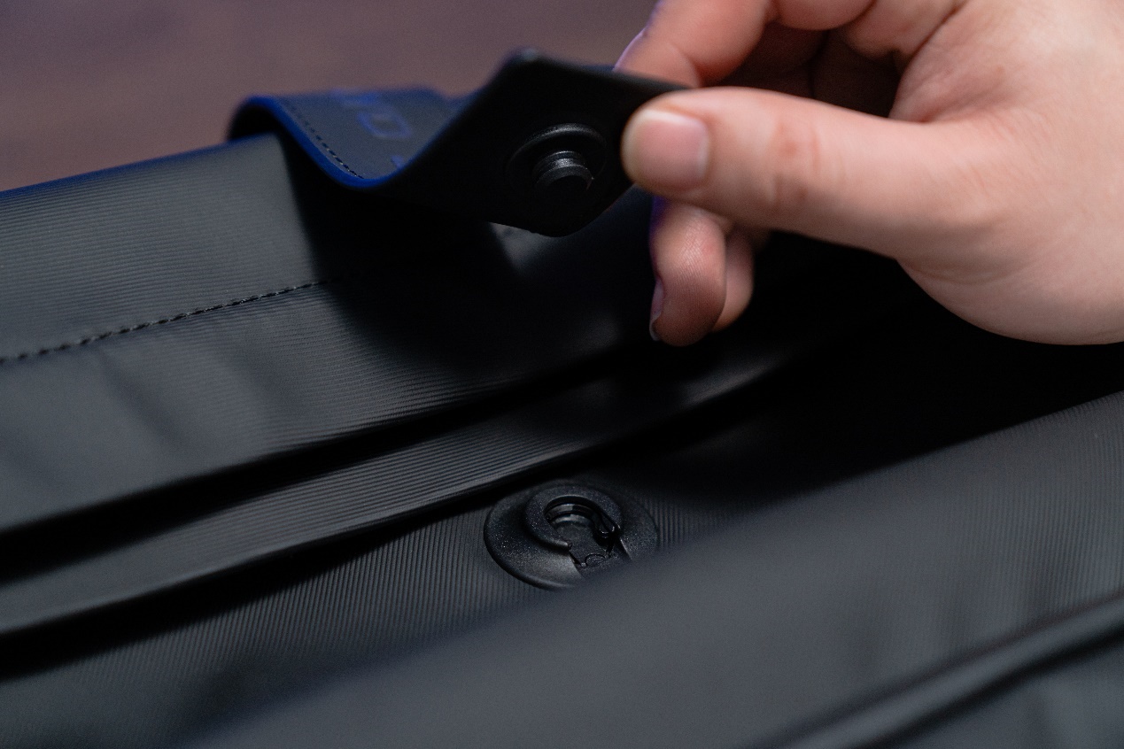 手上拿着手机<br><br>描述已自动生成