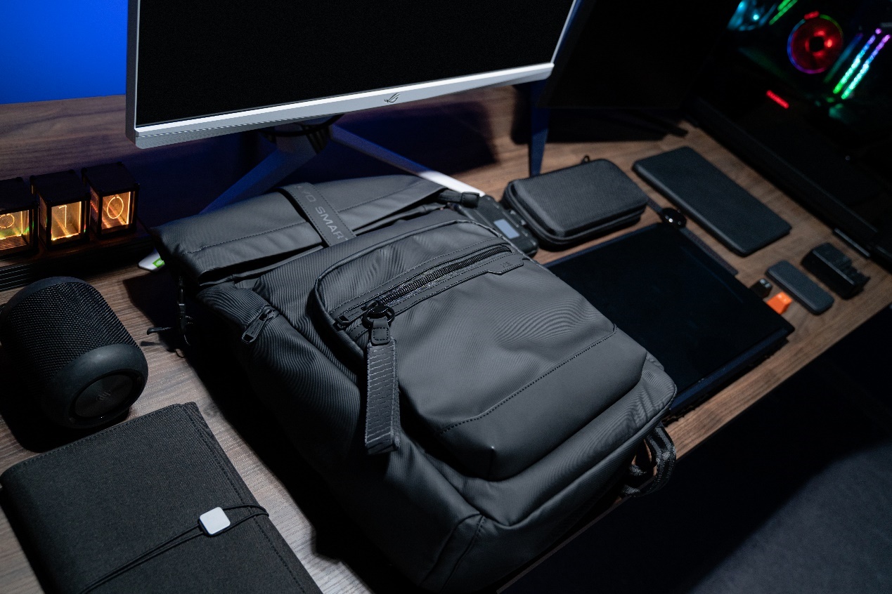 桌子上的电脑和手机<br><br>中度可信度描述已自动生成