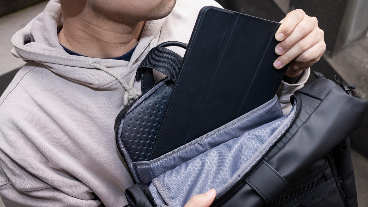 人的手<br><br>低可信度描述已自动生成