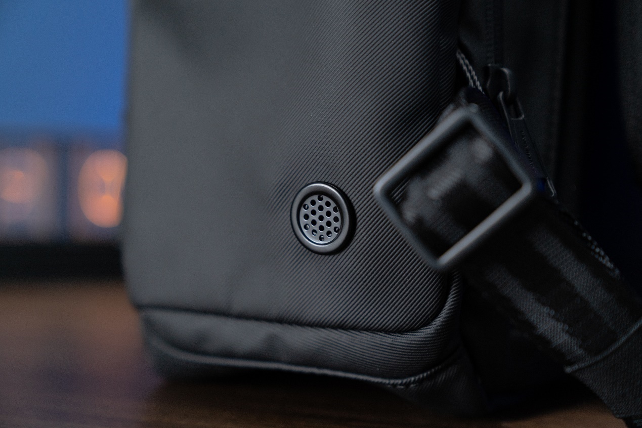 桌子上的行李<br><br>中度可信度描述已自动生成